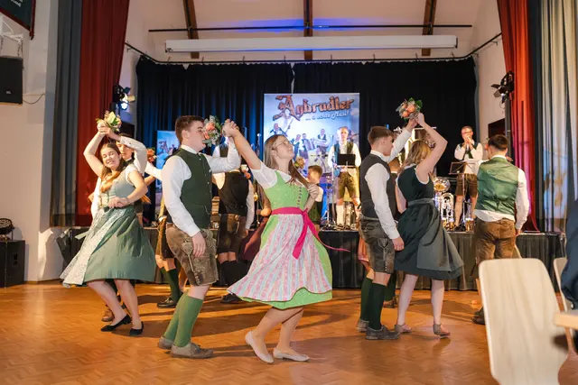 Mit der schwungvollen Polonaise der Landjugend Oberaich wurde der Ball eröffnet.  | Foto: Ekatarina Paller