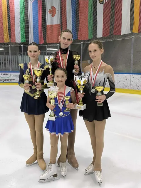 Die Erfolgreichen Eiskunstläuferinnen aus Gmunden: Philippa Lang (vorne) und hinten: Lea Theresa Pfaff, Leonore Hessenberger sowie Marie Födinger | Foto: Eislaufverein Gmunden