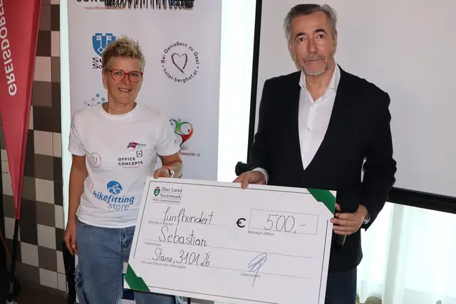 BR Werner Gradwohl überbrachte eine Spende | Foto: Gerhard Langmann