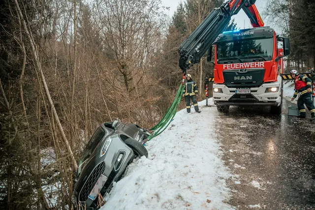 Mehrere Feuerwehren standen bei der Fahrzeugbergung im Einsatz. 