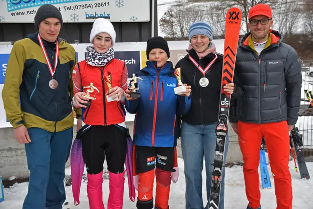Die Strudengau-Cup Sieger Riesentorlauf 5 und 6.  Simon Sandhofer, Elena Steindl, Dominik Fürst, Christina Haider, Rennleiter Stefan Buchberger, Askö St. Georgen/W.  | Foto: Robert Zinterhof