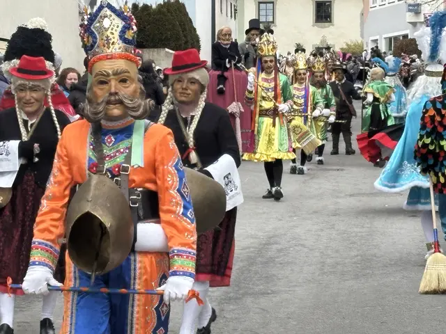 Der prächtige Umzug durch den Dorfkern wurde von tausenden Schaulustigen verfolgt. | Foto: Perktold