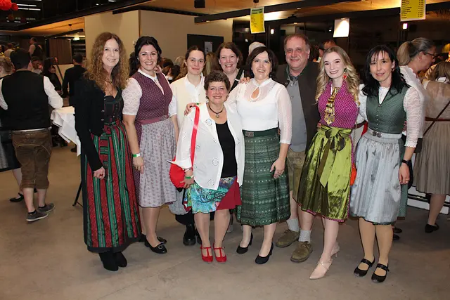 Lehrerinnen der VS Absam Dorf rund um Direktorin Eva Saurwein (links) und mit Schulwart und Hahn im Korb Florian Darnhofer.