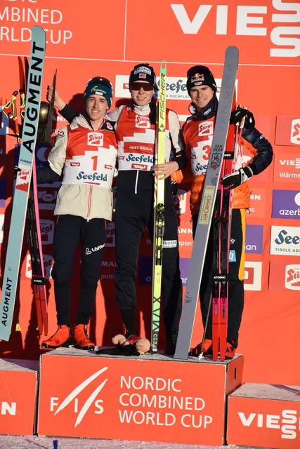 Am Ende holt der Norweger Jens Luraas Oftebro seinen ersten Triple-Pokal und hat am Podest noch aufmunternde Worte für den sichtlich emotionalen Stefan Rettenegger (li.): „Das Triple habe ich mir geholt, bei den Olympischen Spielen gewinnst dafür du.“ Dritter wurde der Deutsche Vinzenz Geiger. | Foto: Georg Larcher