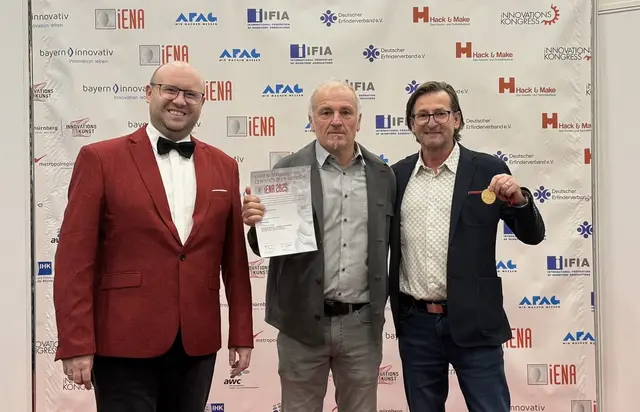 Eine Goldmedaille für den Rasierklingenschärfer erhielten Max Pachinger und Erwin Schwab bei der Erfindermesse iENA 2025 in Nürnberg. | Foto: MaxxiSharp GmbH