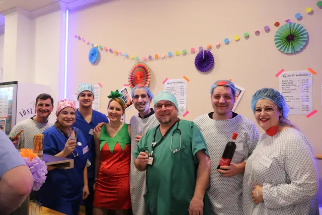 Der Kommandant und die Mitglieder der Feuerwehr Kohfidisch als Schönheitschirurg und seine Patienten. | Foto: Jana Gollacz