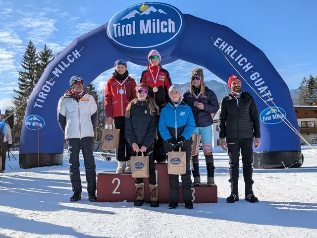 Die S14-Gewinnerinnen Miriam Huber (2./LLC Angerberg), Hannah Danzl (1./SV Erpfendorf) und Eva Maria Foidl (3./SC St. Ulrich/P.) mit ÖSV-Vertreter Hans-Peter Krepper (li.) und SVE-Obmann Michael Gerbl (re.)