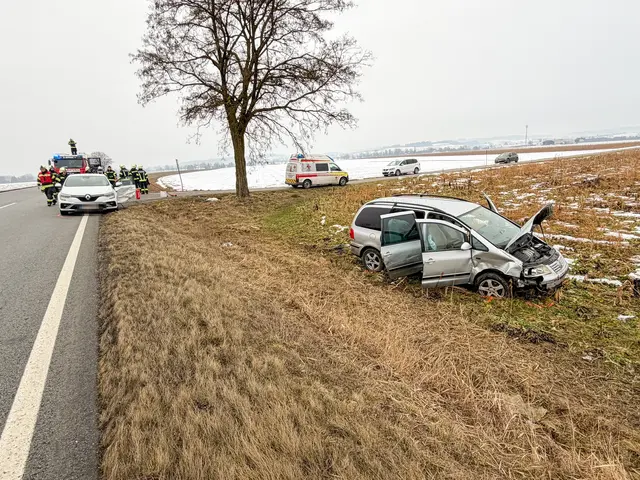 Aus bisher unbekannter Ursache kam ein Pkw von der Fahrbahn ab und kam im angrenzenden Feld neben der Bundesstraße zum Stillstand.  | Foto: TEAM FOTOKERSCHI / CHRISTIAN DOMS