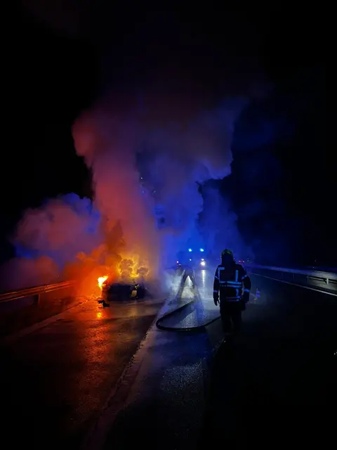 Der ausgebrannte Wagen wurde von der Feuerwehr Eisenstadt geborgen und von der Autobahn abtransportiert. | Foto: FF Neusiedl am See