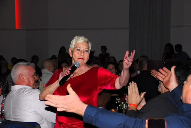 Unterhaltungskünstlerin " Jazz Gitti " ist eine Musiklegende, die heuer als Stargast beim Schlagerabend in St Margarethen  live ihre Hits präsentierte 