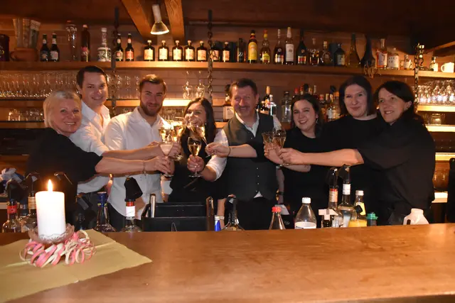Das Team vom Gasthof Wurglits gratulierte Stefan Halper (2.v.l.) zum Geburtstag. | Foto: MeinBezirk/Michael Strini