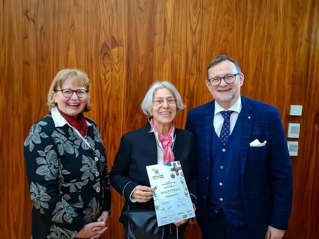 Vroni Schneider, Marianne Enthofer und  R.Kirchmair (Diözese IBK) freuen sich über den kirchlichen Umweltpreis für die Saatgutbibliothek.  | Foto: schoepfung.at/schönlaub