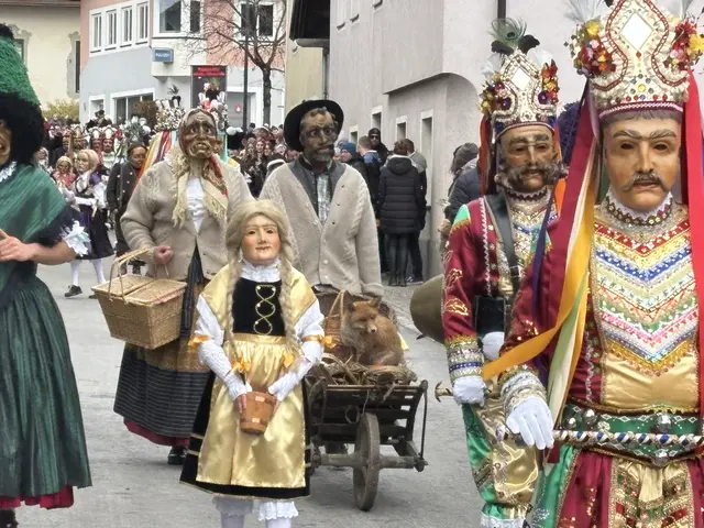 Wunderbare Holzmasken und prächtige Gewänder prägten das Geschehen.