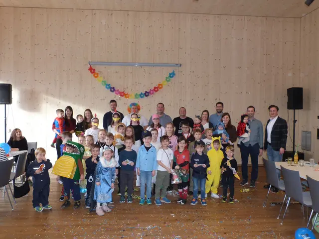 Das bunte Faschingstreiben in Tschurndorf zog zahlreiche motivierte Kids ins 18er Haus.  | Foto: Vanessa Wittmann