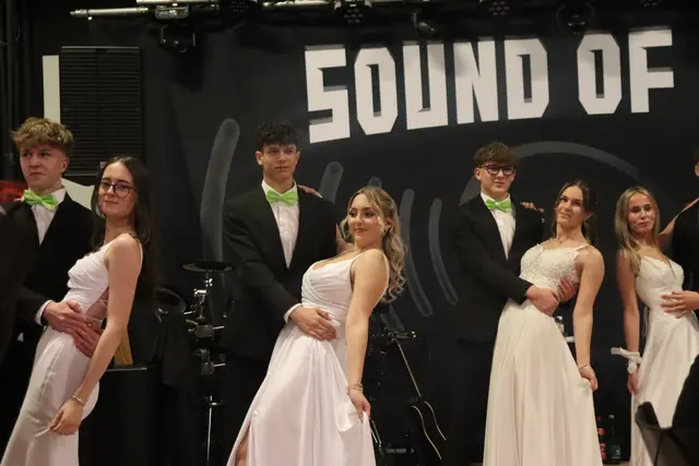 Die traditionelle Polonaise zur Eröffnung des Feuerwehrballs 2026. | Foto: Alejandra Ortiz