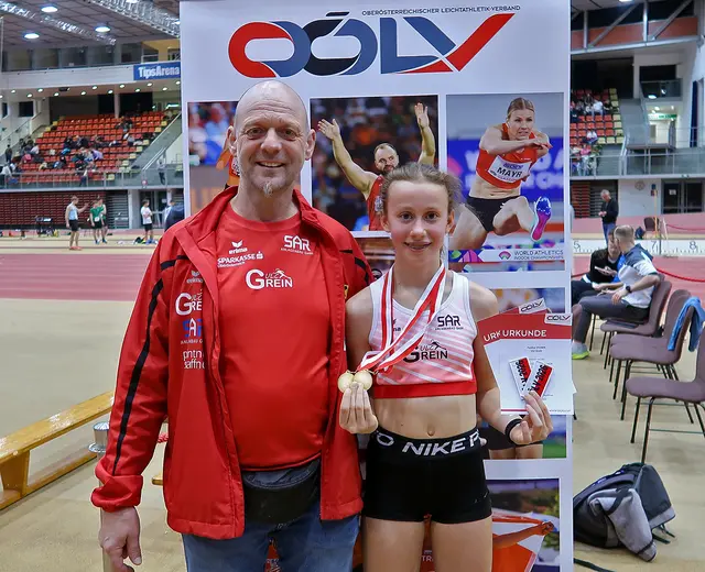 Zwei Goldmedaillen für Pauline Steiner, ULC Grein, aus Pabneukirchen. Landesmeisterschaften U 18: 800 m und 3.000 m. Mit Trainer Karl Schaffner,  | Foto: Karl Schaffner