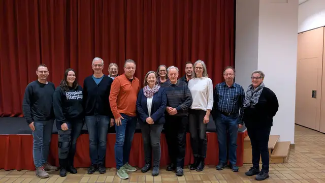 Der Vereinsvorstand von Kolping Hall mit Frau Präses Theresia Stonig in der Mitte; 4.v.r. Ehrenpräses Pater Severin Mayrhofer; 2.v.l. Jugendleiterin Sabine Aichholzer; 3.v.l. Leiter Wirtschaftsvorstand Franz Kronberger; 4.v.l. Vorsitzender Stefan Spiess | Foto: Kolping Hall