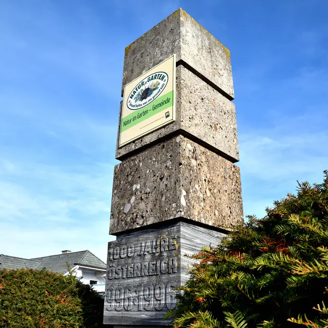 Ostarrichi-Steinsäule 1000 Jahre Österreich - 996-1996, errichtet 1996 von der NÖ Landesinnung der Steinmetzmeister im Kreisverkehr in Neuhofen an der Ybbs.