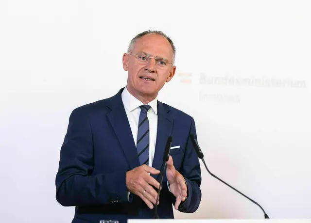 "Syrien braucht nun seine Bürger, um wieder aufgebaut zu werden", sagte Innenminister Gerhard Karner (ÖVP). Die Bundesregierung stoppte nach dem Sturz den Familiennachzug. | Foto: BKA