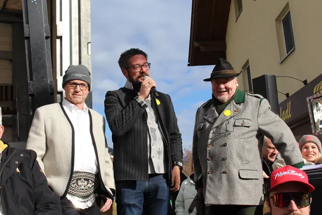 Brauchtumsgruppen-Obmann Gerhard Meindl, Bgm. Markus Freimüller und Moderator Reinhold Steiner