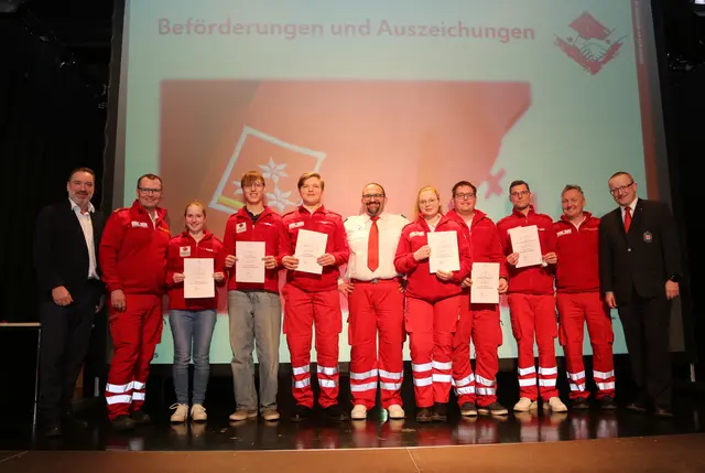 Früh übt sich: Bronzenes Dienstjahresabzeichen für 10 Rotkreuzjahre - darunter gleich drei treue Jugendrotkreuzler. | Foto: RK St. Georgen/G. Eckhart Herbe