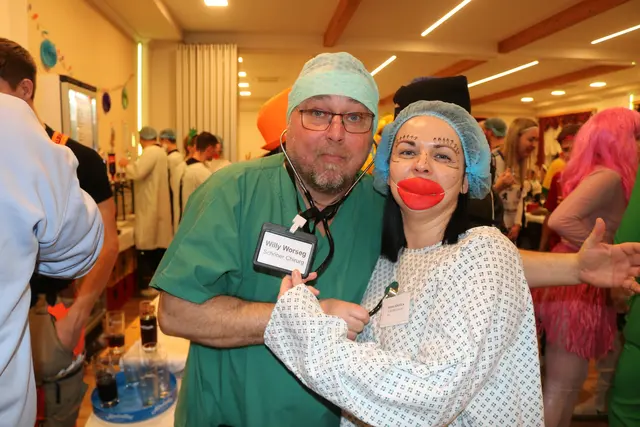 Kommandant Wilfried Baumann als Chirurg Willy Worseg  mit seiner Patientinnen Victoria Schuch. | Foto: Jana Gollacz