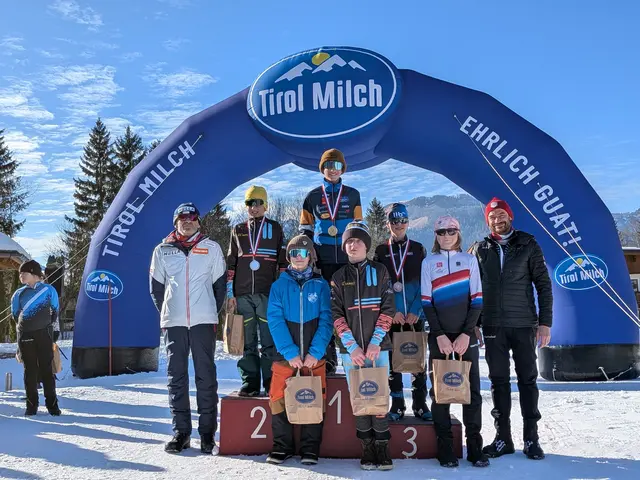 Die S13-Gewinner Samuel Foidl (2./SC St. Ulrich/P.), Felix Falkner (1./ND Absam) und Arthur Lorenz (3./SV Riefensberg) mit ÖSV-Vertreter Hans-Peter Krepper (li.) und SVE-Obmann Michael Gerbl (re.)