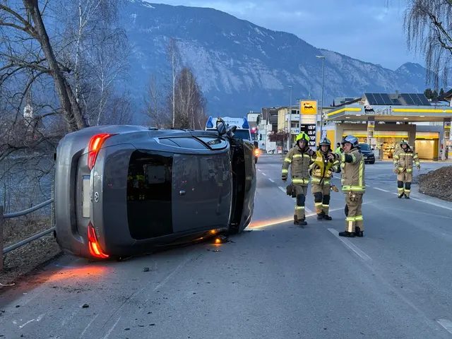 Am Sonntagabend überschlug sich auf der B171 in Schwaz ein Pkw aufgrund von Sekundenschlaf. | Foto: ZOOM.Tirol