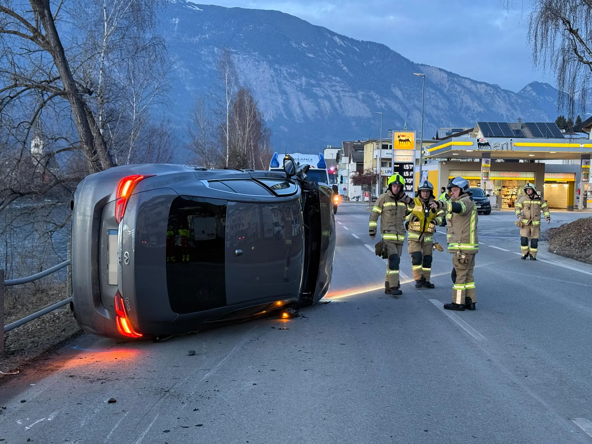 Sekundenschlaf in Schwaz: Pkw überschlägt sich auf B171, Familie ins ...