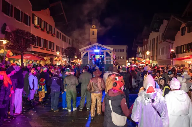 Tausende Besucher säumten die Umzugsstrecke. | Foto: Adi Aschauer