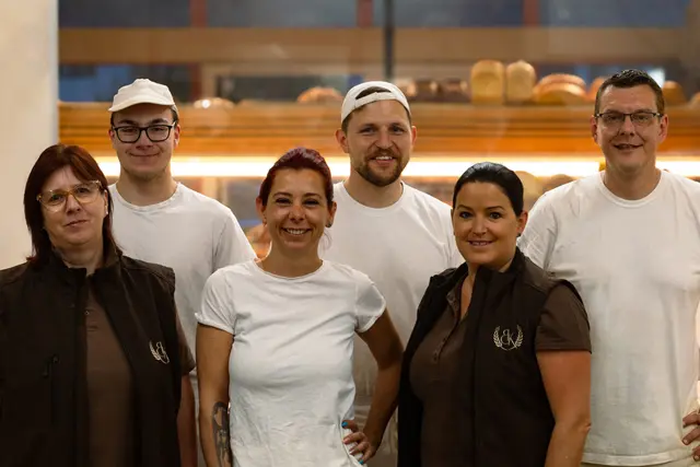 Veronique Kohlmaier und Andreas Berger mit ihrem gesamten Team. | Foto: Die zwei Bäckermeister KG