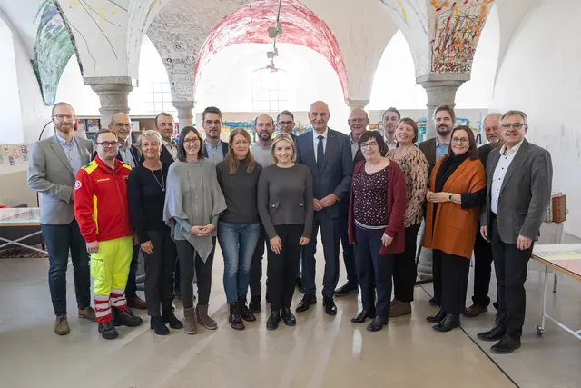 v.l.n.r: Fabian Ritzberger, Dietmar Grioß (Sameriterbund), Kienesberger Renate (SHV), Andreas Loidl  (Altenheim Eferding), Judith Resch (Sozialberatungsstelle), Pöcherstorfer Roland (SHV), Renate Baumgartner  (Sozialberatungsstelle), Vize Bgm. Clemens Kreinecker, LAbg. Astrid Zehetmair, Oliver Mayr (EXIT), LR Christian Dörfel, Willhelm Glachs (GSI), Michaela Leitner (Koordination für Betreuung und Pflege),  Alexander Schauer (AMS Eferding), Jäger Sabine (Altenheim Hartkirchen), Institut Hartheim, Carmen Palisa (frauennetzwerk3), Wolfgang Schwaiger (Noah), Bezirkshauptmann Christoph Schweitzer  | Foto: Land OÖ/Spenlingwimmer