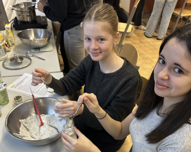 Theresa Steinbauer und Carolina Kauderer. | Foto: HLW Horn