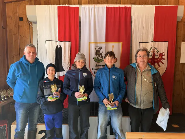 Die U-15 Gruppen Fünftplatzierten; Peter Neuschmid, Vanessa Wurzenrainer und Paul Hauser mit den Gratulanten Rupert Strasser und Andi Aberger. | Foto: Michaela Schipflinger