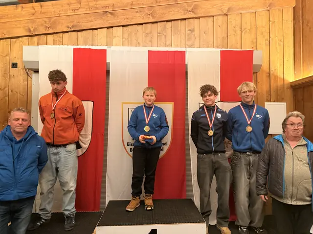 Das Jugend U-18 Stockerl 2026  2. Dennis Aberger,
1. Vincent Hofer, 3. Lukas Fankhauser und Lorenz Hofer mit den Offiziellen Rupert Strasser und Andi Aberger. | Foto: Michaela Schipflinger