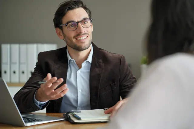 Notare unterstützen auch bei der strukturierten Übergabe von Betrieben, egal ob innerhalb der Familie oder an externe Nachfolger. | Foto: panthermedia/Goodluz