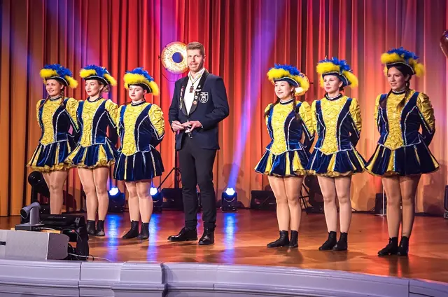 Der Präsident der Eulenfaschingsgilde, Christian Guttmann mit einer Abordnung der Mädchengarde bei seiner Moderation des Abends