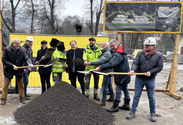 Starteten mit dem Spatenstich offiziell die Bauarbeiten für die neue Kläranlage der Marktgemeinde Gars: Martin Kaltenbrunner (IKW), Kiril Atanasoff, Josef Wiesinger, Gerhard Fettinger, Karl-Heinz Drlo, Werner Zack, Harald Steininger, Bürgermeister Martin Falk und Wilfried Reiss (Habau). | Foto: Manuela Danzinger