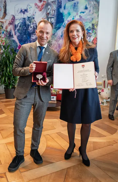 Die Leiterin des Oval, Margret Stronegger, hat das Stadtsiegel in Silber erhalten. Im Bild: v.l.n.r.: Bürgermeister Bernhard Auinger, Margret Stronegger. | Foto: Stadt Salzburg/Alexander Killer