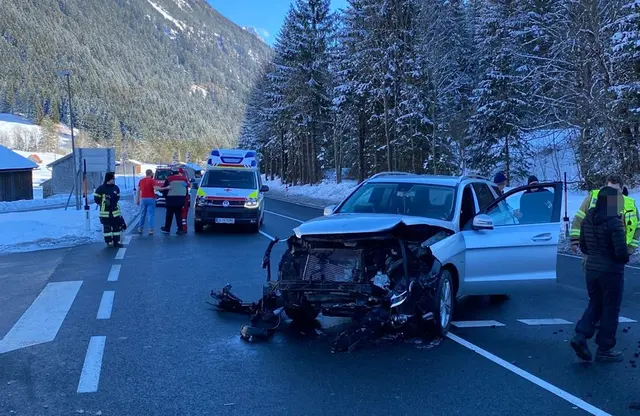 An einer Kreuzung in Bichlbach kam es zum Zusammenstoß der beiden Fahrzeuge. | Foto: Zoom Tirol