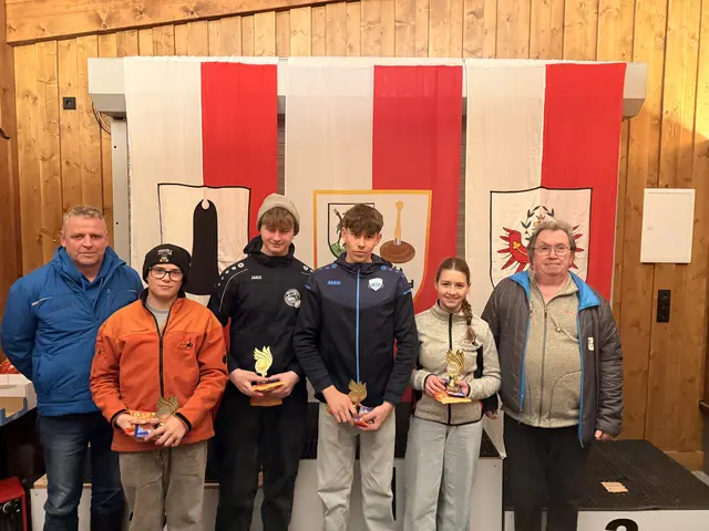 Die Jugend U-18 Gruppen Dritten; Noah Krepper, Florian Laner, Nikolai Bielfeld und Madelaine Trixl, mit den Gratulanten Rupert Strasser und Andi Aberger | Foto: Michaela Schipflinger