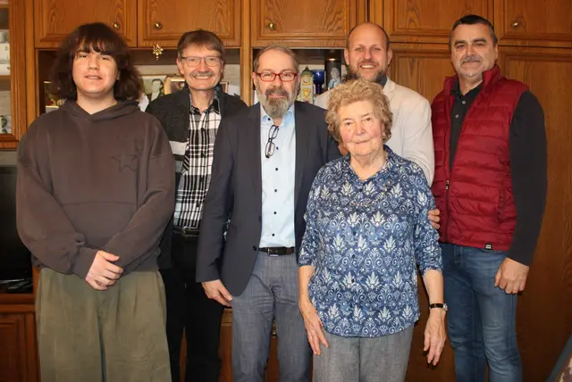 Zahlreiche Gratulanten stellten sich bei Theresia Heuberger zum 90. Geburtstag ein. | Foto: Gemeinde Rechnitz