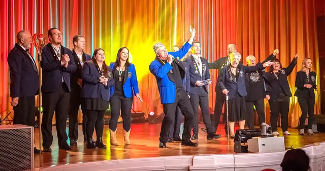 Final-Gruppenfoto der Faschingsgilden-Akteure mit dem neuen Gildenlied