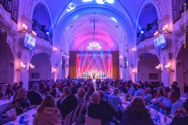Der bis auf die letzten Plätze voll besetze Sparkassensaal