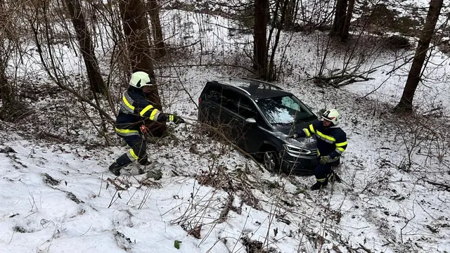 Trotz Schneeketten rutschte ein Pkw auf spiegelglatter Fahrbahn in ein Waldstück im Hartergraben. | Foto: FF Hadersdorf