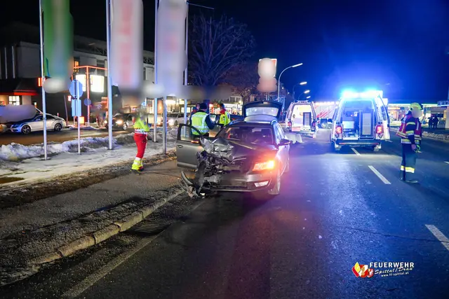 Beide Pkws seien erst zirka 100 Meter nach dem Auffahrunfall zum Stillstand gekommen. | Foto: Feuerwehr Spittal an der Drau