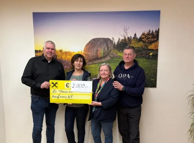 Bürgermeister Roland Zimmer, Monika Mach, Angela Fichtinger und Willi Stöcklhuber vom Benefizverein Waldviertel (v.l.). | Foto: Benefizverein Waldviertel