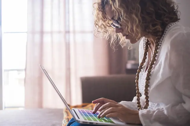 Das Arbeitsmarktservice will gezielt ältere Personen über 55 Jahre bei der Jobsuche unterstützen.  | Foto: Panthermedia/simonapilolla