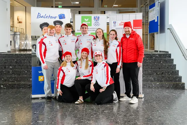 Die acht Baletour-Schüler der vierten Klassen rund um Kochlehrer Stefan Sigmund (r.) wurden eigens für Olympia eingekleidet. | Foto: Michael Wöß