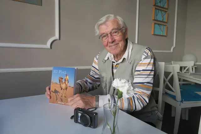 Werner Lahner schrieb seine Abenteuer in Buchform nieder. | Foto: Patricia Hillinger/MeinBezirk